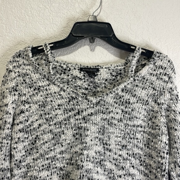 Blush & bloom black and white v neck sweater size small - Picture 3 of 5
